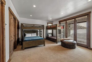 8 bedrooms, iron/ironing board, WiFi, bed sheets