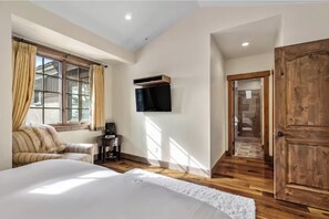 8 chambres, fer et planche à repasser, Wi-Fi, draps fournis