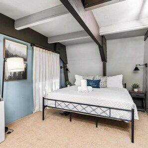 3 عدّة غرف نوم ومكواة/لوح كي وخدمة الإنترنت وملاءات أسرّة