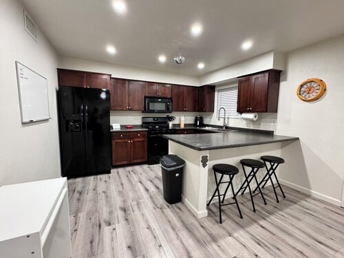 Tempe AZ comfy condo by ASU near Mill Ave, airport, and Spring Training