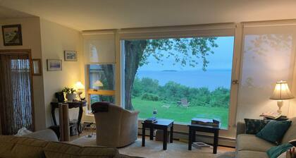 1-bedroom cottage with view of Lake Champlain; private yard, parking