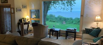 1-bedroom cottage with view of Lake Champlain; private yard, parking