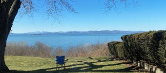 1-bedroom cottage with view of Lake Champlain; private yard, parking