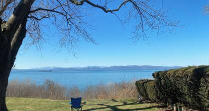 1-bedroom cottage with view of Lake Champlain; private yard, parking