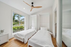 2 habitaciones, tabla de planchar con plancha y cuna de viaje 