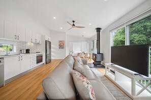 Smart TV, fireplace