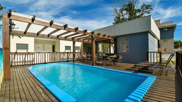 Hồ bơi ngoài trời