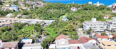 Un barrio residencial con casas y una piscina.