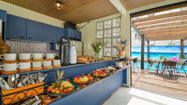 A breakfast buffet with various fruits, pastries, and beverages. - Mar de Bombinhas - Centro (Bombinhas)