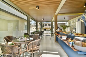 Free daily buffet breakfast  - Mar de Bombinhas - Centro (Bombinhas)