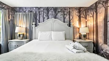 8 Schlafzimmer, Schreibtisch, Bügeleisen/Bügelbrett, Reisekinderbett