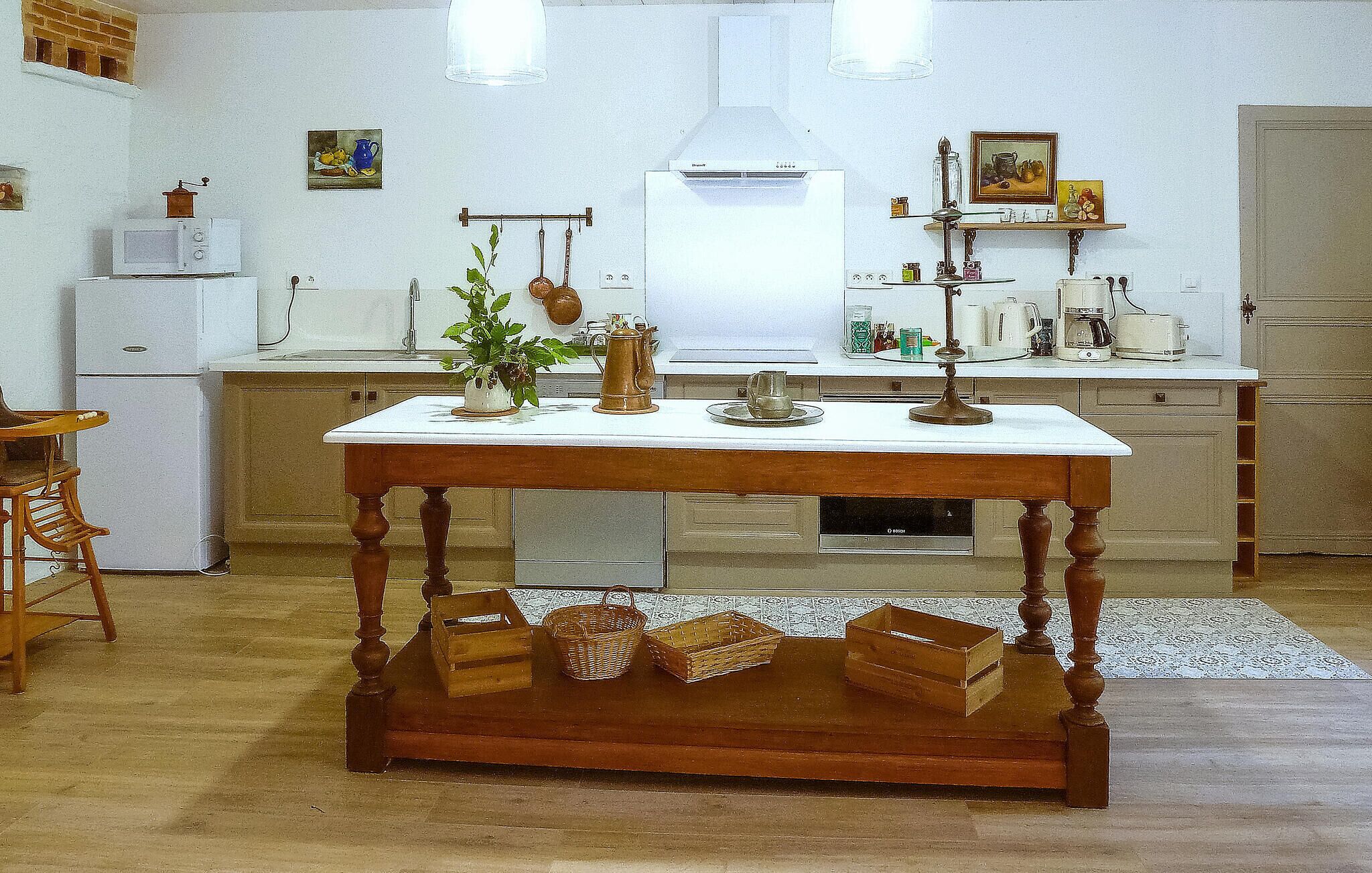 Een koelkast, een oven, een kookplaat, een vaatwasser