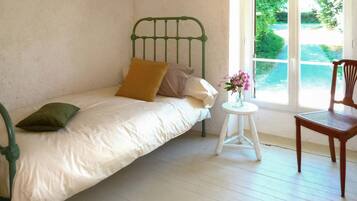 2 bedrooms, travel cot, free WiFi