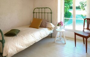 2 bedrooms, travel cot, free WiFi