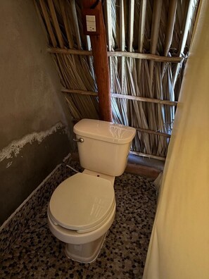 Chuveiro, toalhas de banho, sabonete, shampoo