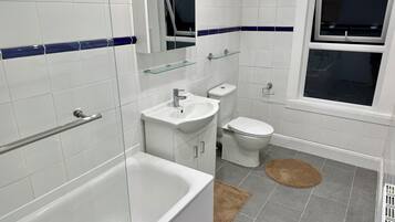 Haartrockner, Handtücher, Seife, Toilettenpapier