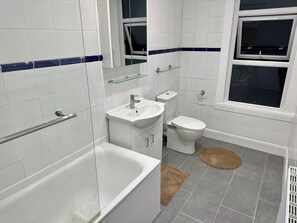 Haartrockner, Handtücher, Seife, Toilettenpapier