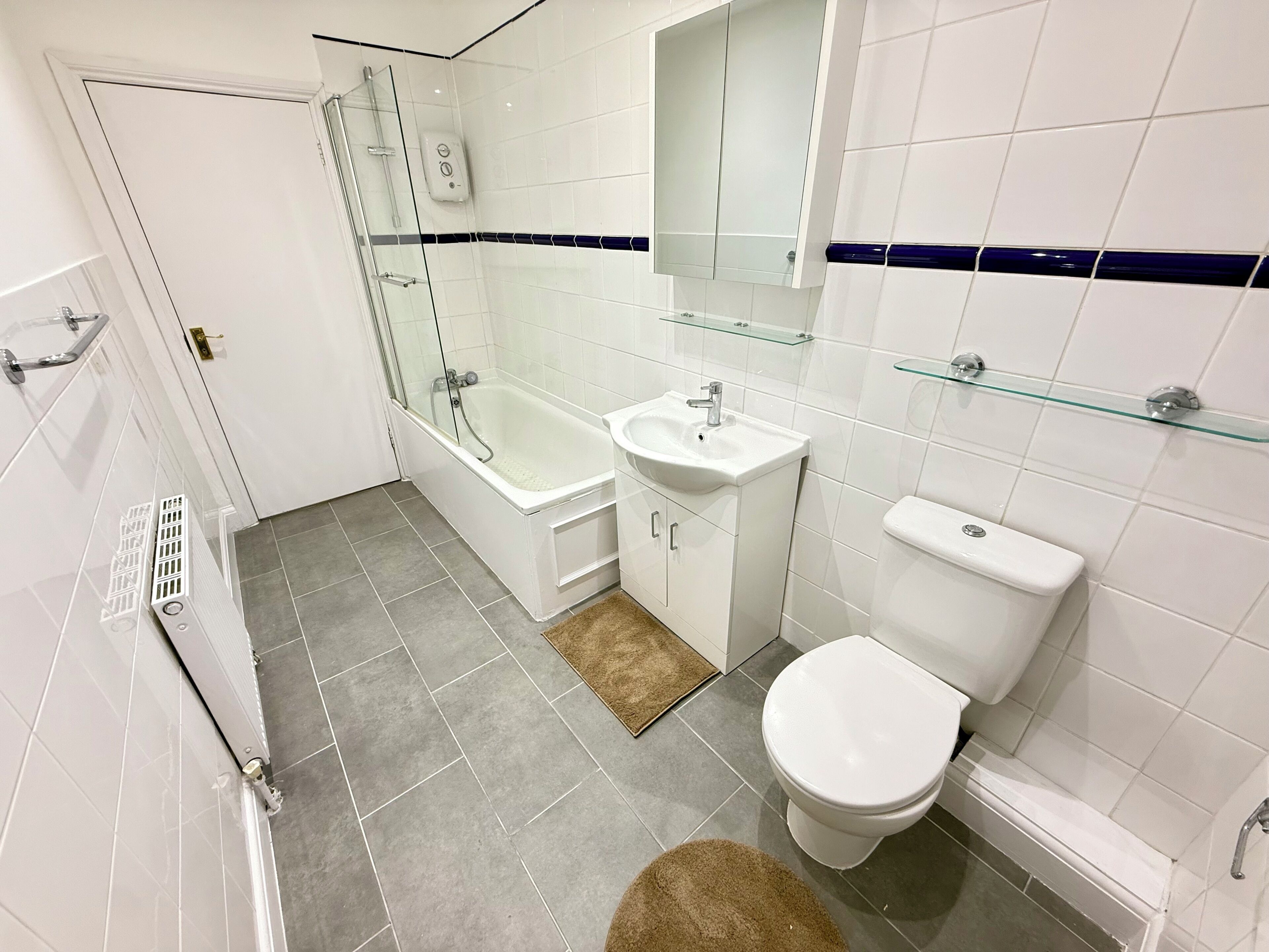 Hårføner, håndklær, såpe og toalettpapir