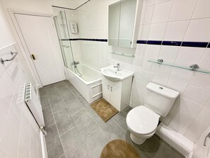 Hair dryer, towels, soap, toilet paper - The Finchley Grand Flat II (London)