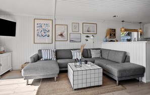 Smart TV, fireplace, table tennis