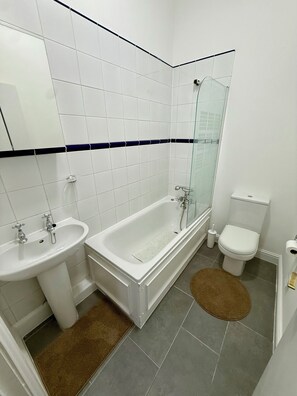 Een haardroger, handdoeken, zeep, toiletpapier