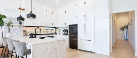 Køleskab, mikrobølgeovn, ovn, kogeplade