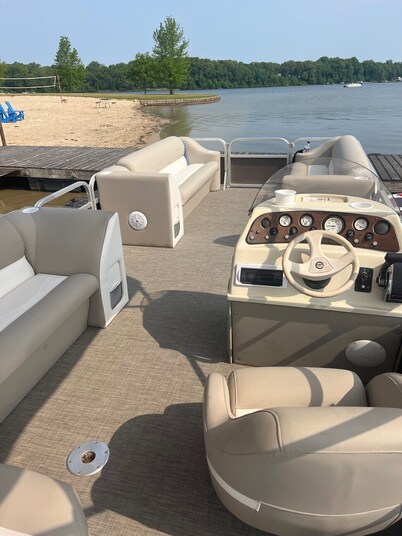 Spacious 6-bedroom house ON PINE LAKE with dock and PONTOON included