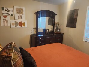 1 slaapkamer, een strijkplank/strijkijzer, gratis wifi, beddengoed
