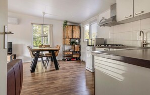 ثلاجة، موقد طهي مسطح، غسالة أطباق، ماكينة لصنع القهوة/الشاي