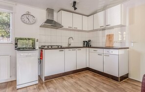 ثلاجة، موقد طهي مسطح، غسالة أطباق، ماكينة لصنع القهوة/الشاي