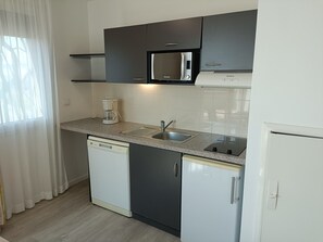 Réfrigérateur, micro-ondes, plaque de cuisson, lave-vaisselle