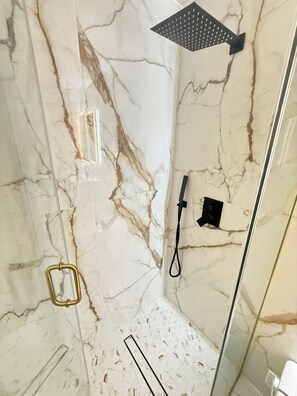 Shower, hair dryer, bidet, towels