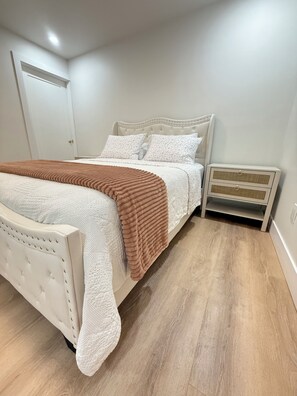 2 makuuhuonetta, silitysrauta/-lauta, Wi-Fi, vuodevaatteet