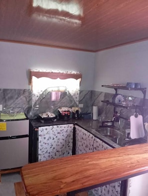 Quadruple Room | Private kitchen | Microwave