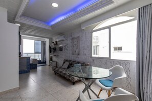 Apartamento conforto, sacada, vista para a praia | Wi-Fi de cortesia