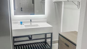 Studio Deluxe | Salle de bain | Douche, articles de toilette gratuits, serviettes fournies, savon