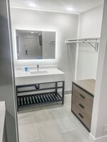 Estúdio luxo | Banheiro | Chuveiro, produtos de toalete grátis, toalhas de banho, sabonete