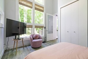 2 bedrooms, iron/ironing board, WiFi, bed sheets - Modern Design in Nature,  Luxe Escape, Entire home in Fennville, Michigan, (Fennville)