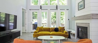 Modern Design in Nature, Luxe Escape, Entire home in Fennville, Michigan,