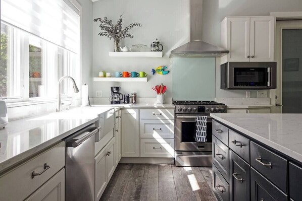 Geladeira, micro-ondas, cooktop, lava-louças