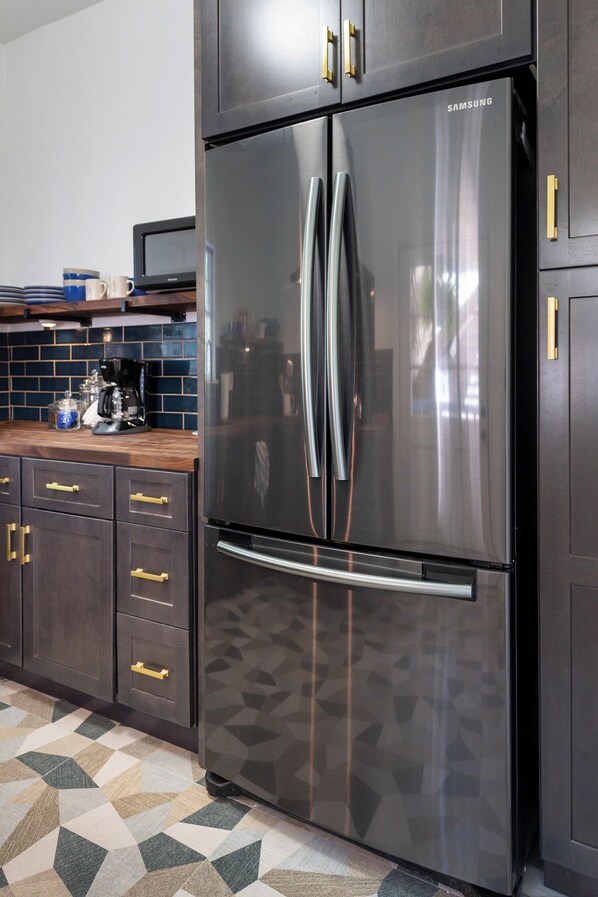 Microondas, horno, placa de cocina y lavavajillas