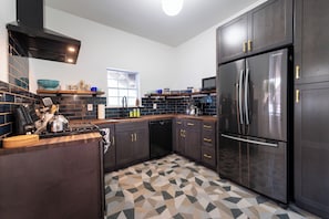 Microwave, oven, stovetop, dishwasher - Hab House - Palm Side. A perfectly situated oasis during your Savannah travels. (Savannah)