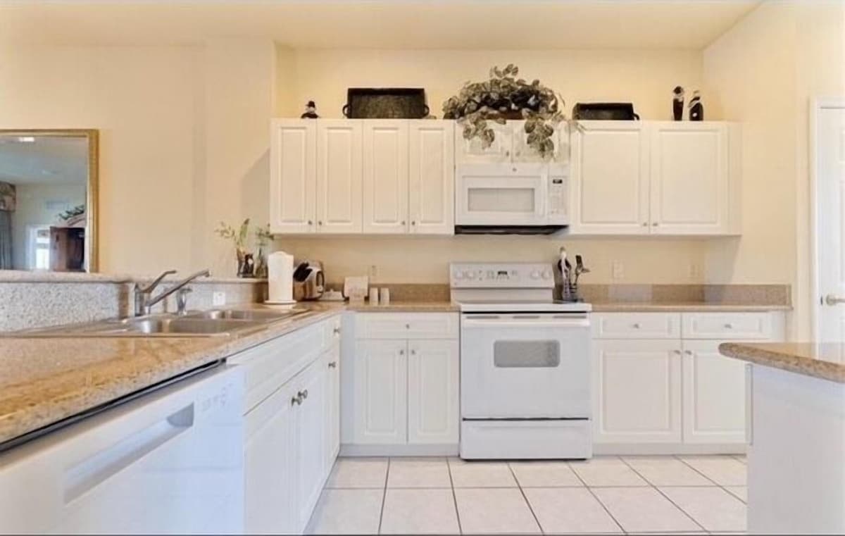 Photo 5 of Resort-Style Naples Condo, Lake Views, Golf, Pool & Beaches Nearby