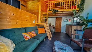 Een smart-tv, een open haard en een tafeltennistafel