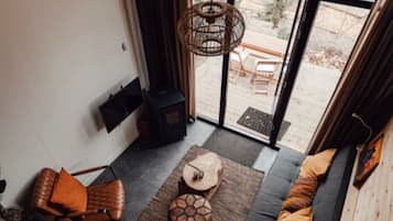 Een smart-tv, een open haard en een tafeltennistafel