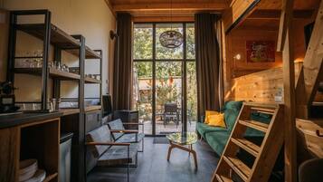 Televisor intel·ligent, llar de foc i taula de tennis de taula