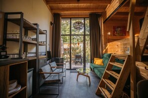 Téléviseur connecté, foyer, table de ping-pong