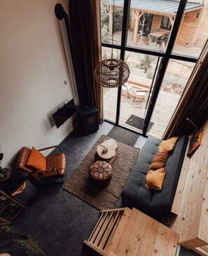 Smart-TV, Kamin, Tischtennisplatte