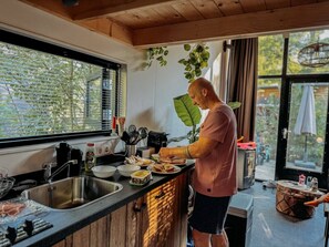 Réfrigérateur, four à micro-ondes, un four, surface de cuisson