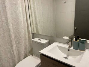 Serviettes fournies, savon, papier toilette